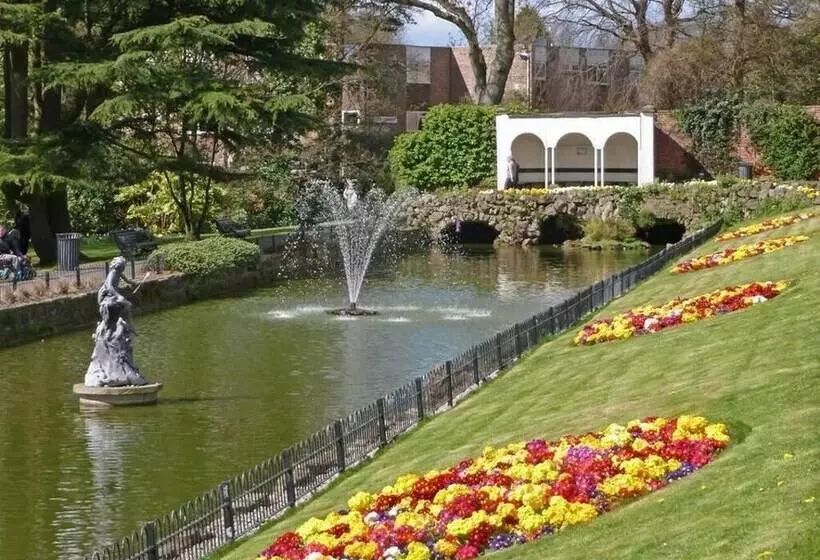 ペンション The Ivy Guest House   Near Roundhay Park