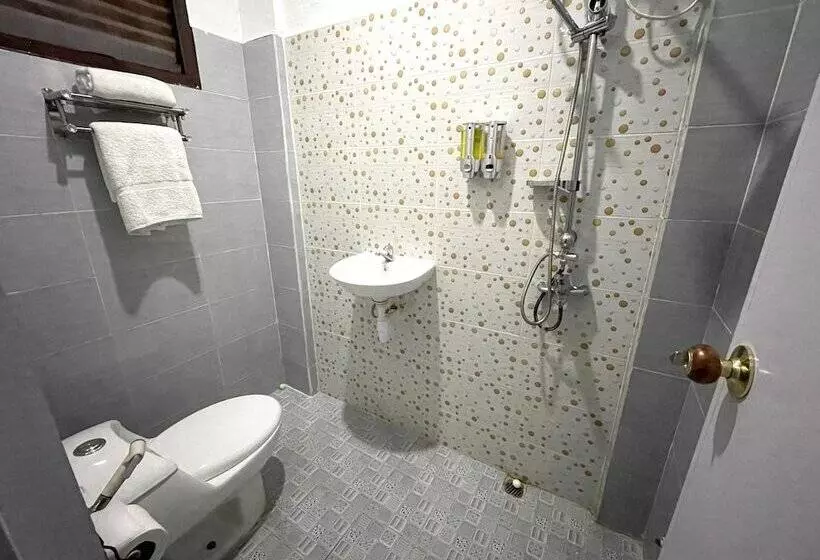 Hotelli Oyo 92586 Happy 777