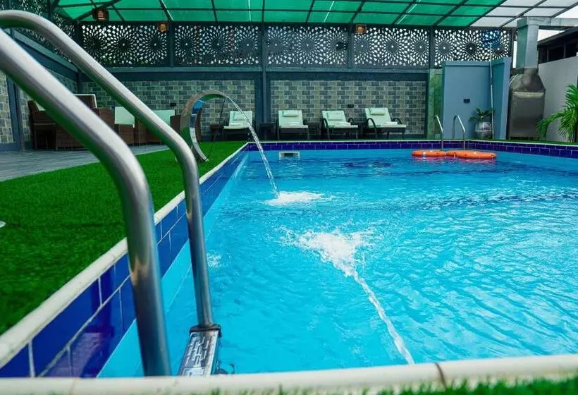 هتل Romeneo Grand Royal