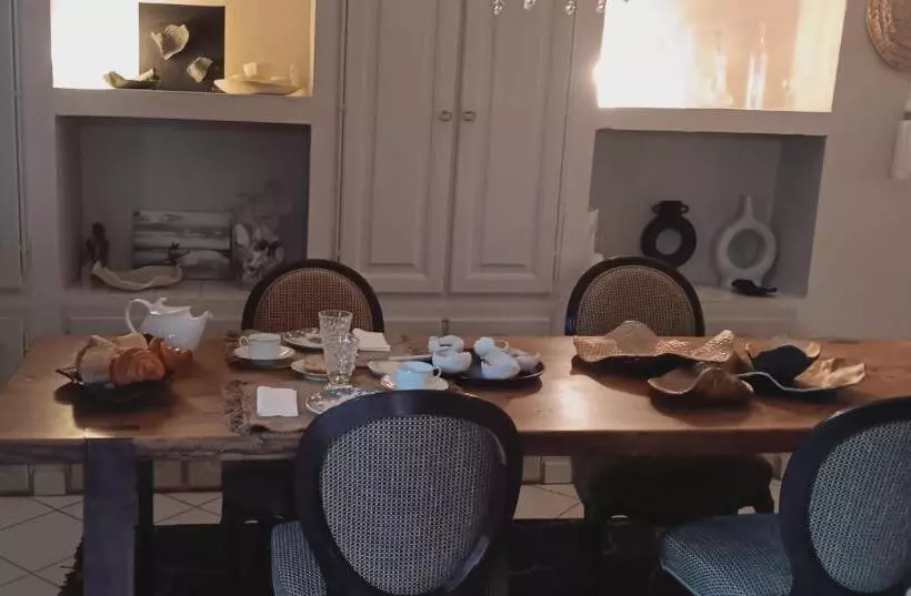 تختخواب و صبحانه La Maison Perchee
