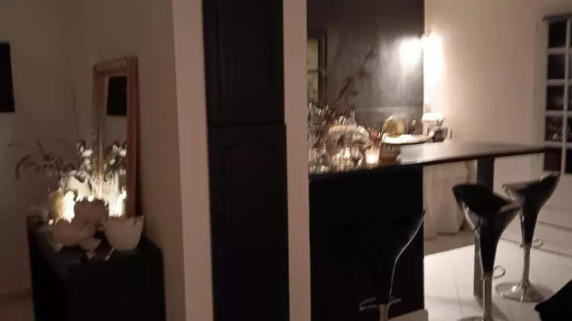 تختخواب و صبحانه La Maison Perchee