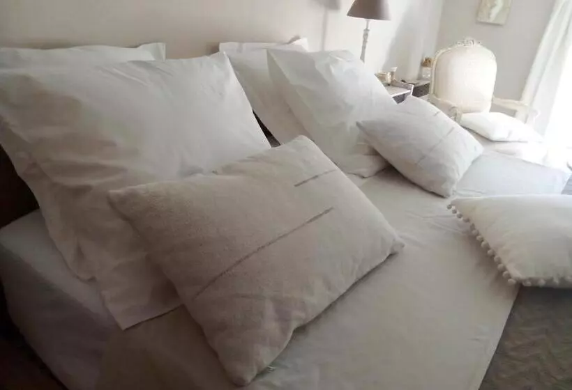 تختخواب و صبحانه La Maison Perchee