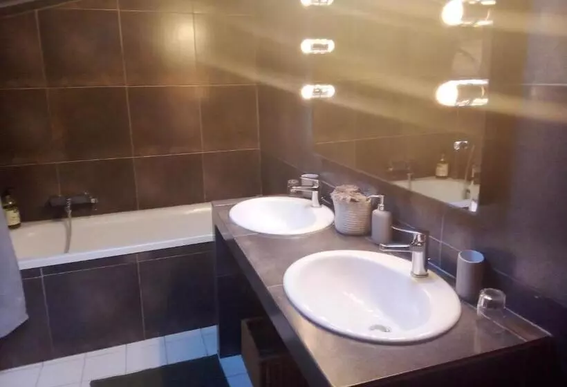تختخواب و صبحانه La Maison Perchee