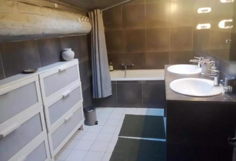 تختخواب و صبحانه La Maison Perchee