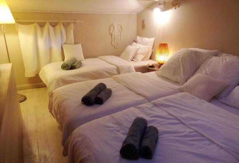 تختخواب و صبحانه La Maison Perchee