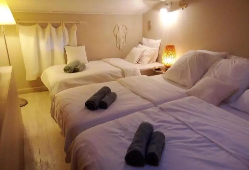 تختخواب و صبحانه La Maison Perchee