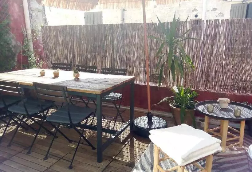 تختخواب و صبحانه La Maison Perchee