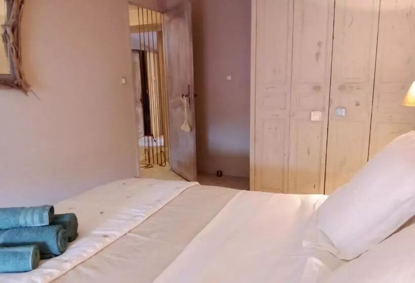 تختخواب و صبحانه La Maison Perchee