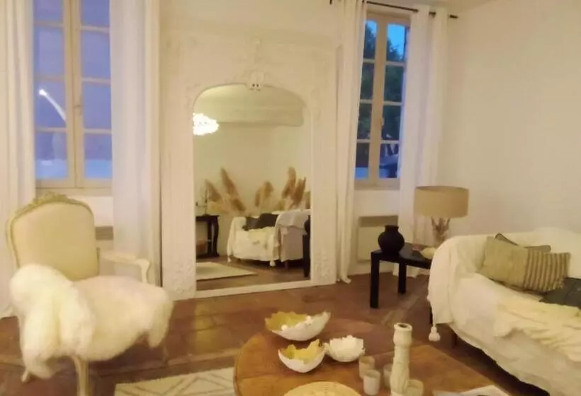 تختخواب و صبحانه La Maison Perchee