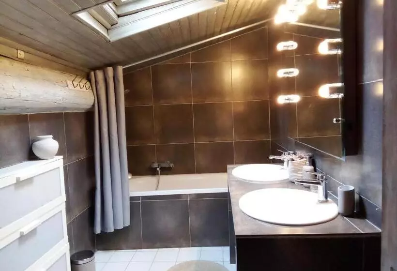 تختخواب و صبحانه La Maison Perchee