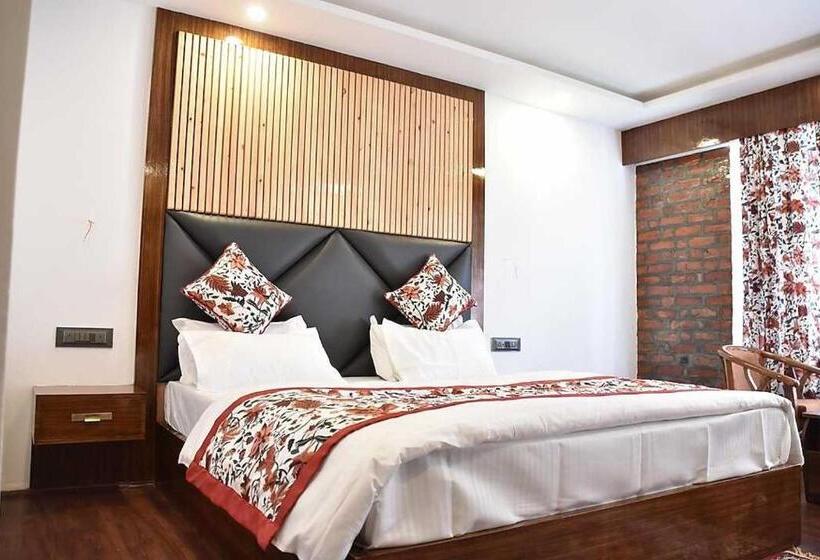 فندق Oyo Flagship 81303 Art Food Corner