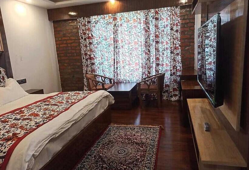 فندق Oyo Flagship 81303 Art Food Corner