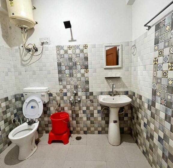 فندق Oyo Flagship 81303 Art Food Corner