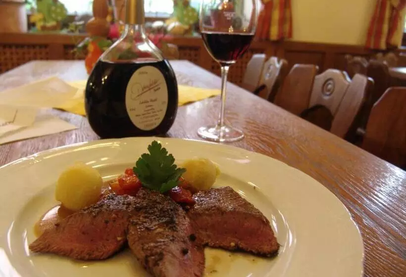 Hotelli Gasthaus & Weingut Zum Stern