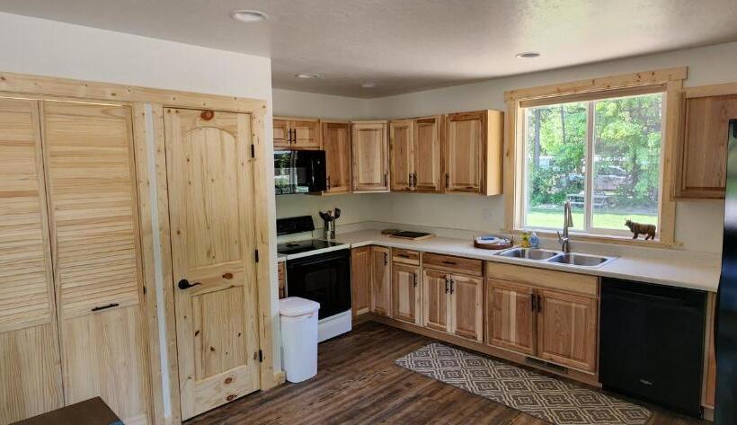 فندق على الطريق Beargrass Lodging & Rv Resort