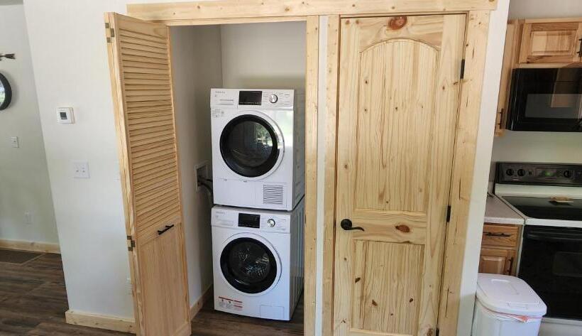 فندق على الطريق Beargrass Lodging & Rv Resort