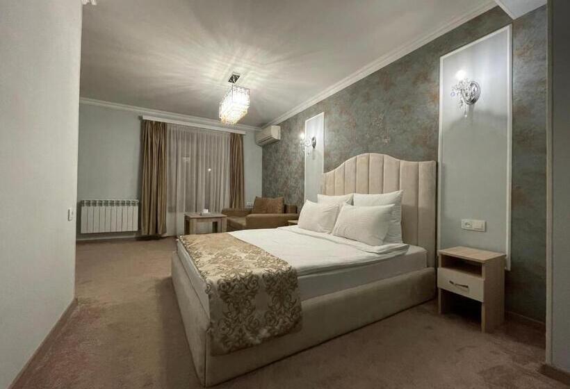 Delin Hotel And Tours