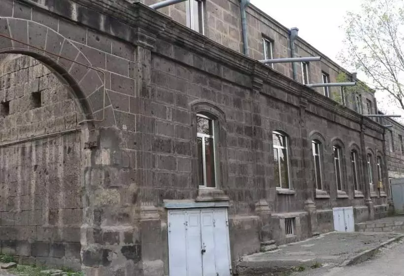 پانسیون Vernatun Guest House