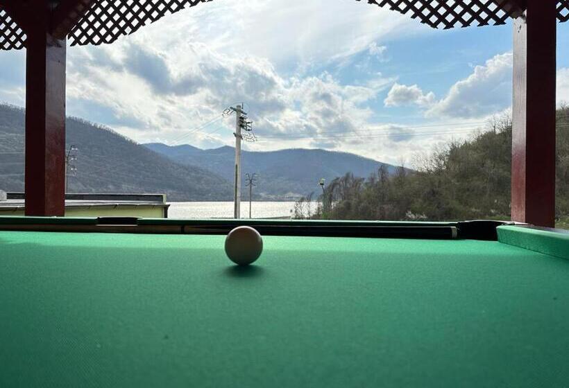 استراحتگاه Complex Turistic Cetatea Drencova