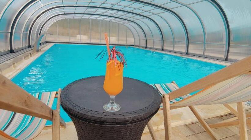 استراحتگاه Complex Turistic Cetatea Drencova