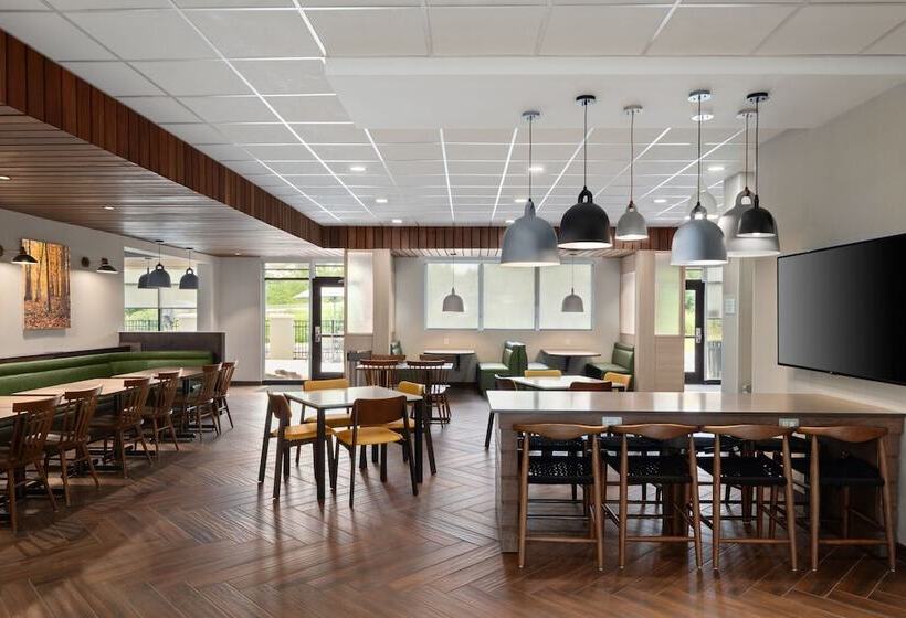 Отель Fairfield By Marriott Inn & Suites Whitsett Greensboro East