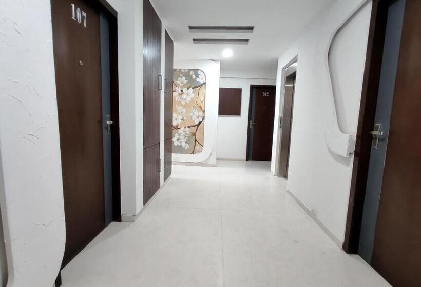 The Sky Imperial Hotel Yahvi