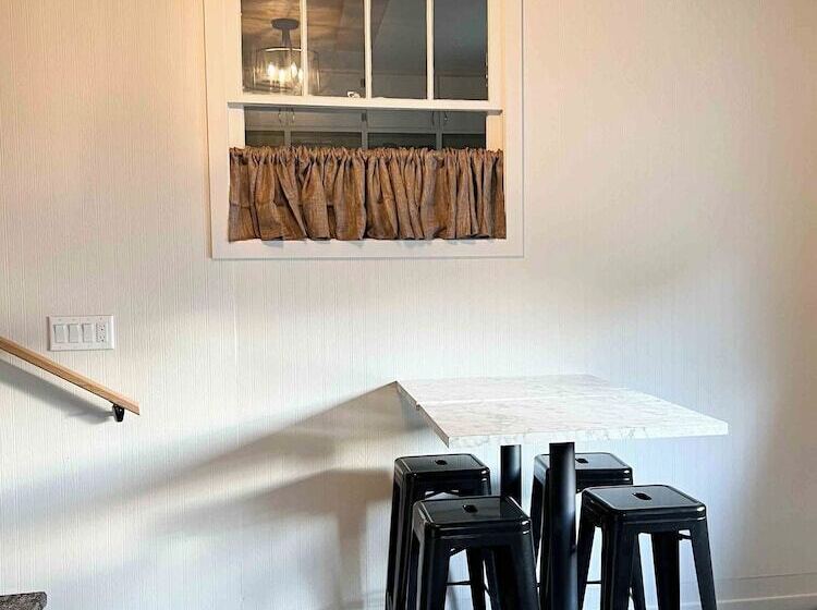 בית מלון כפרי The Trail Inn   Melita, Manitoba   Hwy 83, Hwy 3