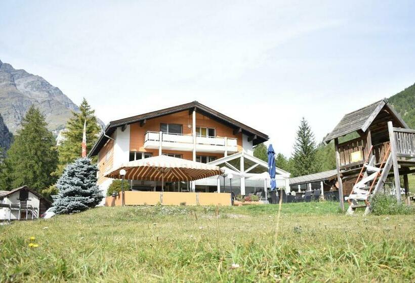 Restaurant & Hostel Hole In One