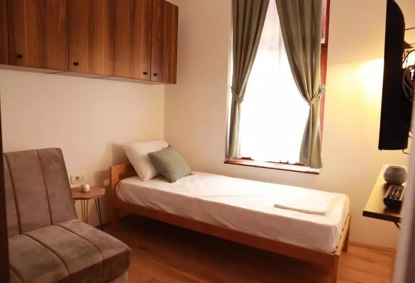 تختخواب و صبحانه City House Central