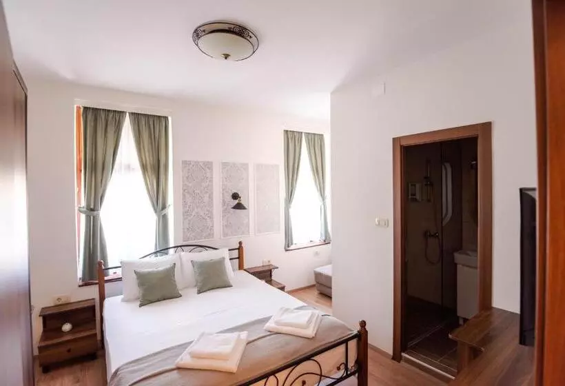 تختخواب و صبحانه City House Central