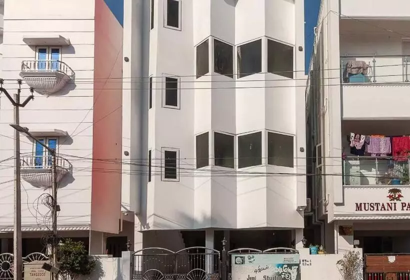 ホテル Oyo Flagship 81223 Kanish Residency