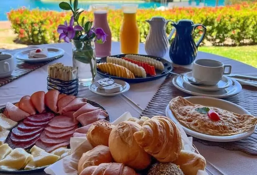 Hotelli Dom Pedro Laguna Beach Resort & Golf
