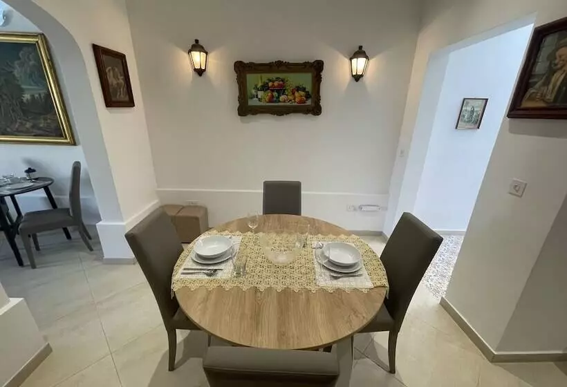 تختخواب و صبحانه Alina Boutique Living