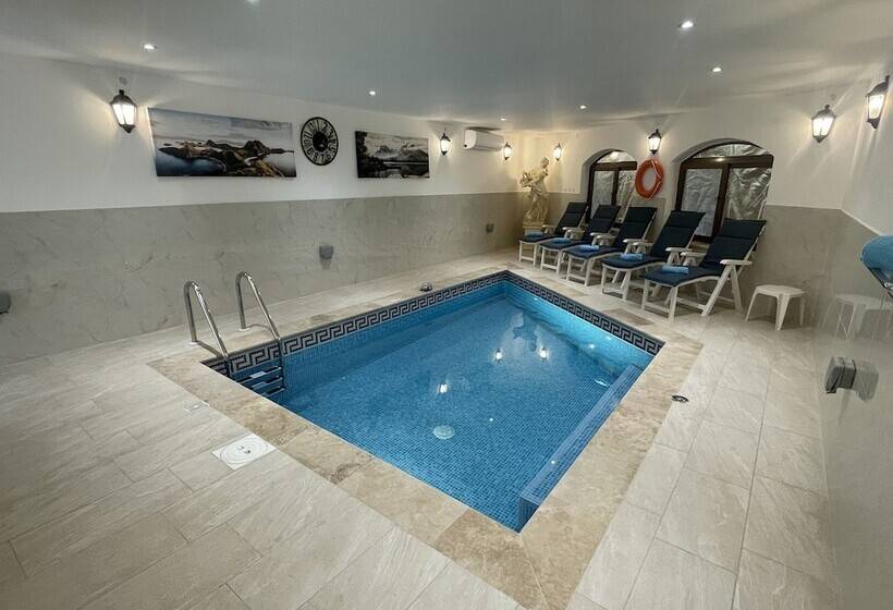 تختخواب و صبحانه Alina Boutique Living