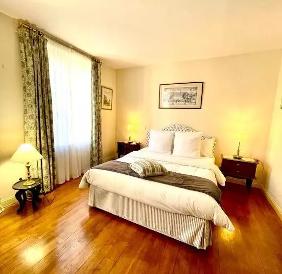 Aamiaismajoitus (B&B) Le Logis Plantagenêt