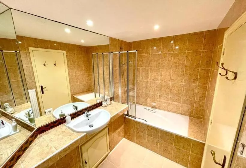 Aamiaismajoitus (B&B) Le Logis Plantagenêt