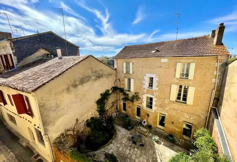 Aamiaismajoitus (B&B) Le Logis Plantagenêt