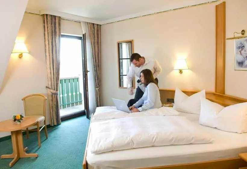 Hotelli Goldener Hirsch