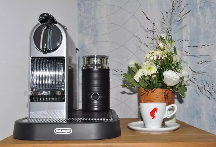 ホテル Six! Eat Work Sleep