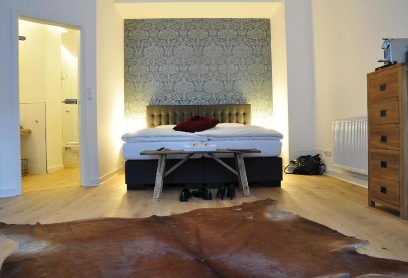 בית מלון כפרי Six! Eat Work Sleep