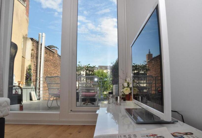 בית מלון כפרי Six! Eat Work Sleep