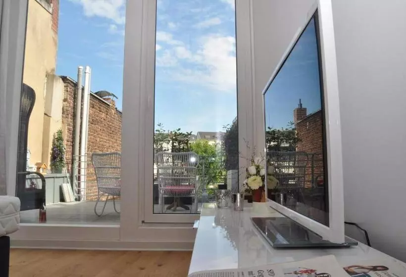 ホテル Six! Eat Work Sleep