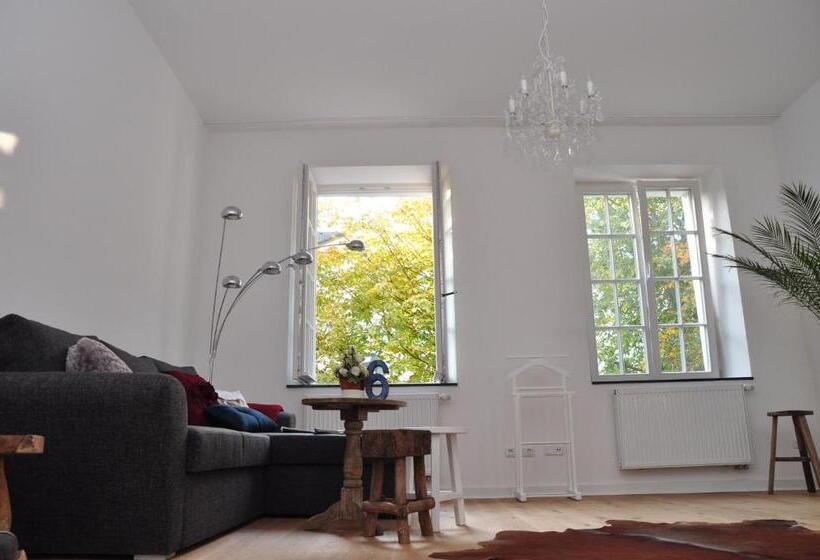 בית מלון כפרי Six! Eat Work Sleep