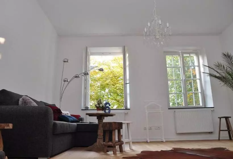 ホテル Six! Eat Work Sleep