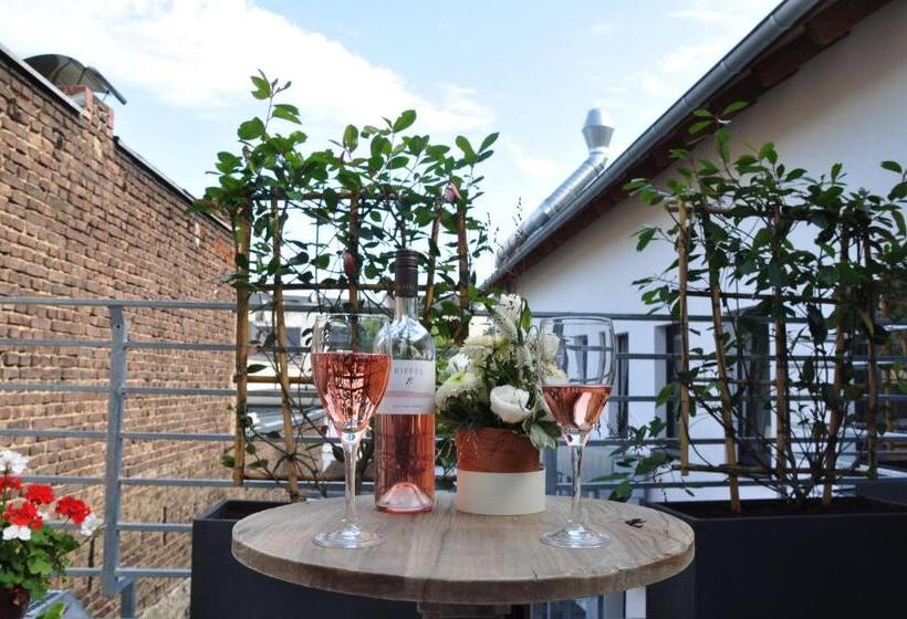 בית מלון כפרי Six! Eat Work Sleep