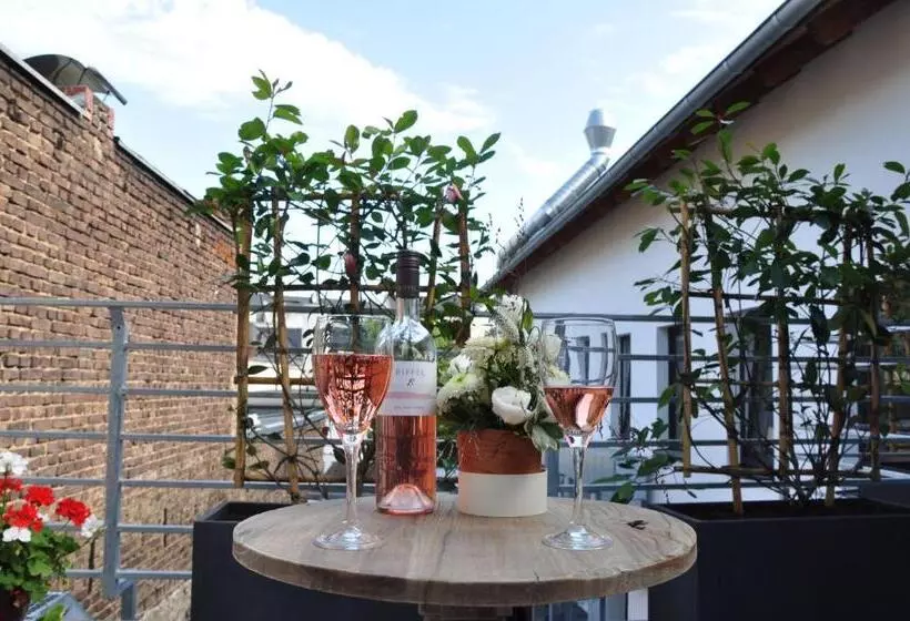 ホテル Six! Eat Work Sleep