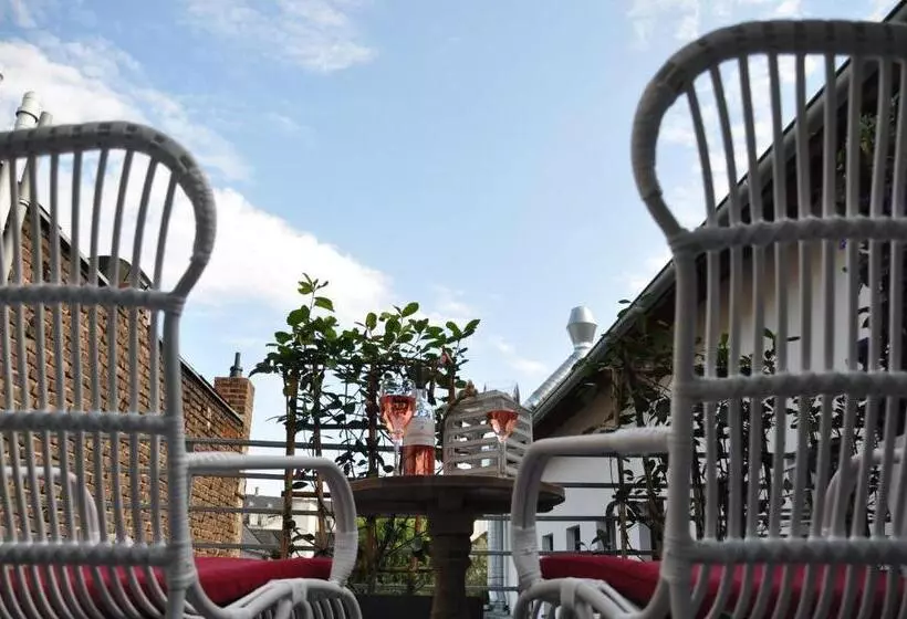 ホテル Six! Eat Work Sleep