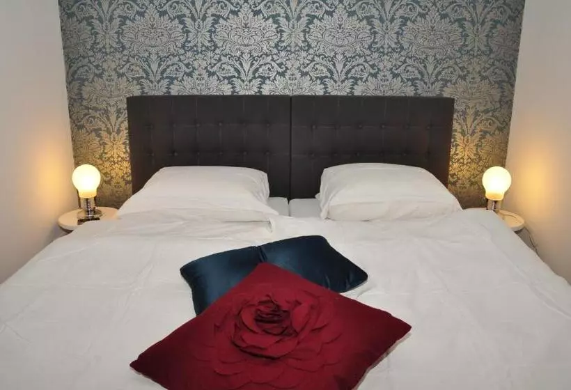 ホテル Six! Eat Work Sleep