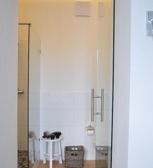 בית מלון כפרי Six! Eat Work Sleep