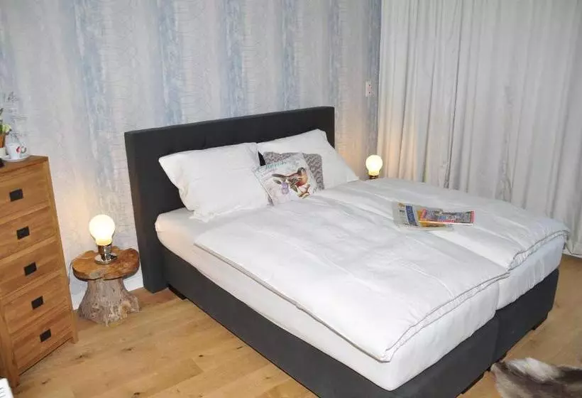 ホテル Six! Eat Work Sleep